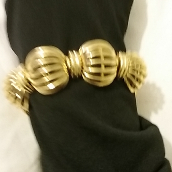 Vintage MONET bracelet and earrings set - Picture 2 of 8